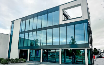 Erweiterung einer Bäckereifiliale in Memmingen: Außenloggia, bündige Fensteranschlüsse und WDVS 22 cm (Mineralwolle WLG 035).