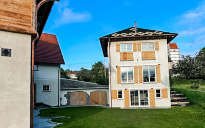 Historisches Einfamilienhaus im Landhausstil: Stein-Stuck-Fensterelemente, markante Balkone und meisterhafte Fassadendetails.