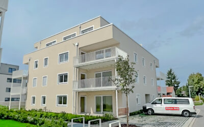 Drei Mehrfamilienhäuser in Isny im Allgäu mit Dreilagenputz, 20 cm Mineralwolldämmung im Staffelgeschoss und über 2.000 m² Tiefgaragendeckendämmung.